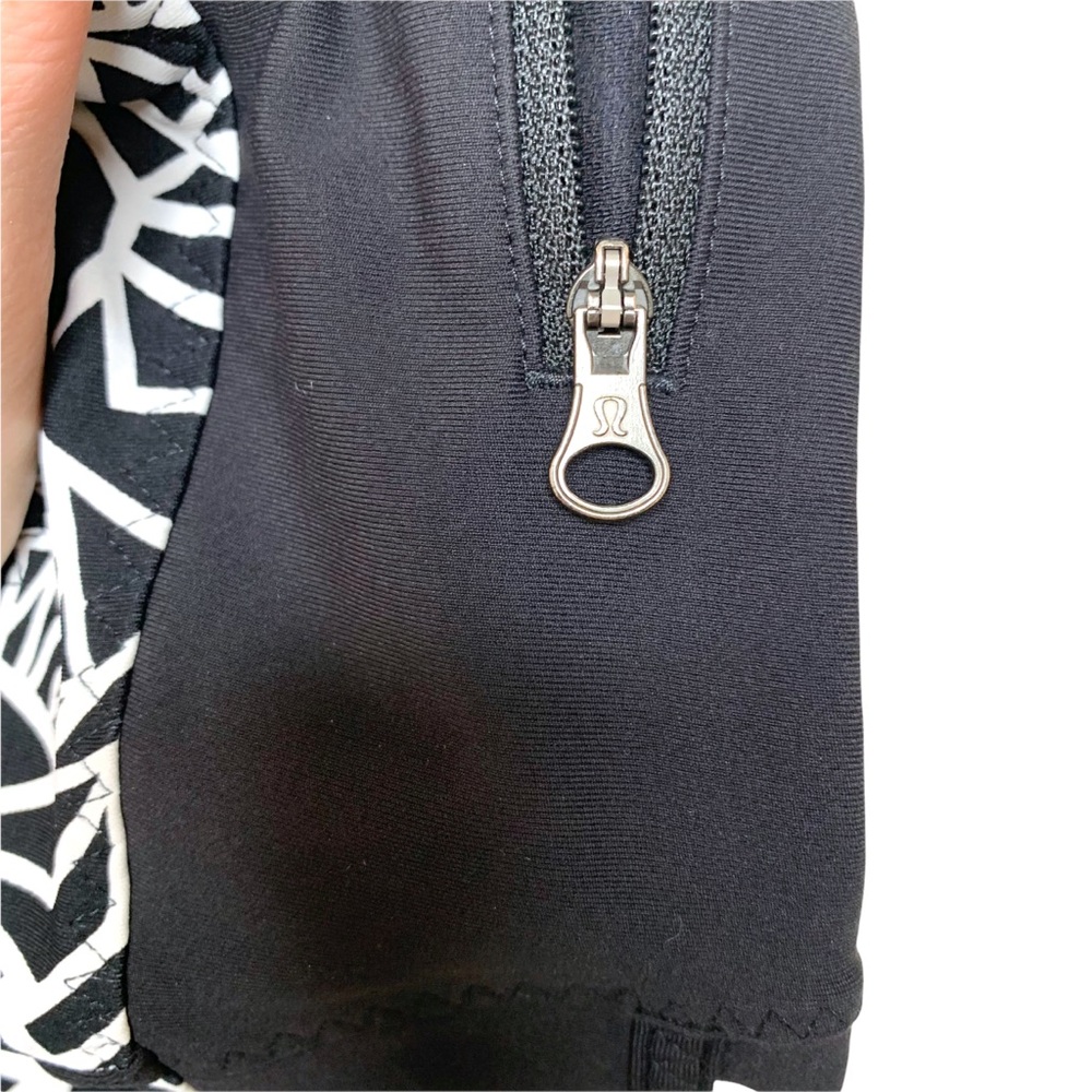 Lululemon Rose Crop Leggings 6 Black White Abstract Posey Capri - Picture 2 of 3